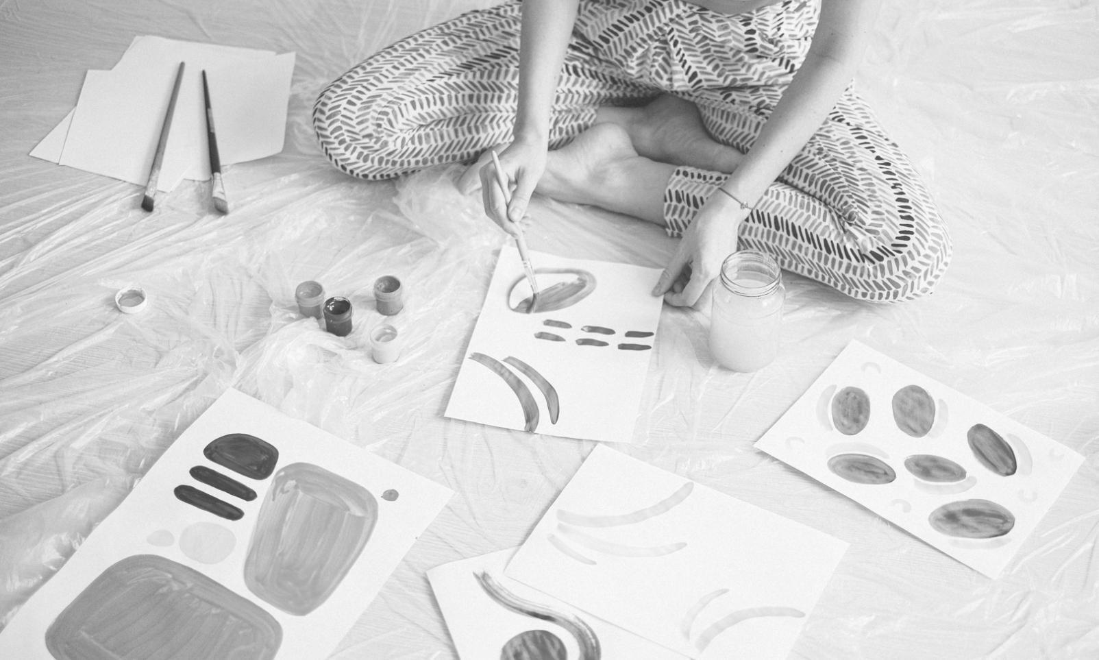 Kreative Zeichenwerkzeuge und Materialien für Anfänger auf einem hellen Arbeitsplatz arrangiert