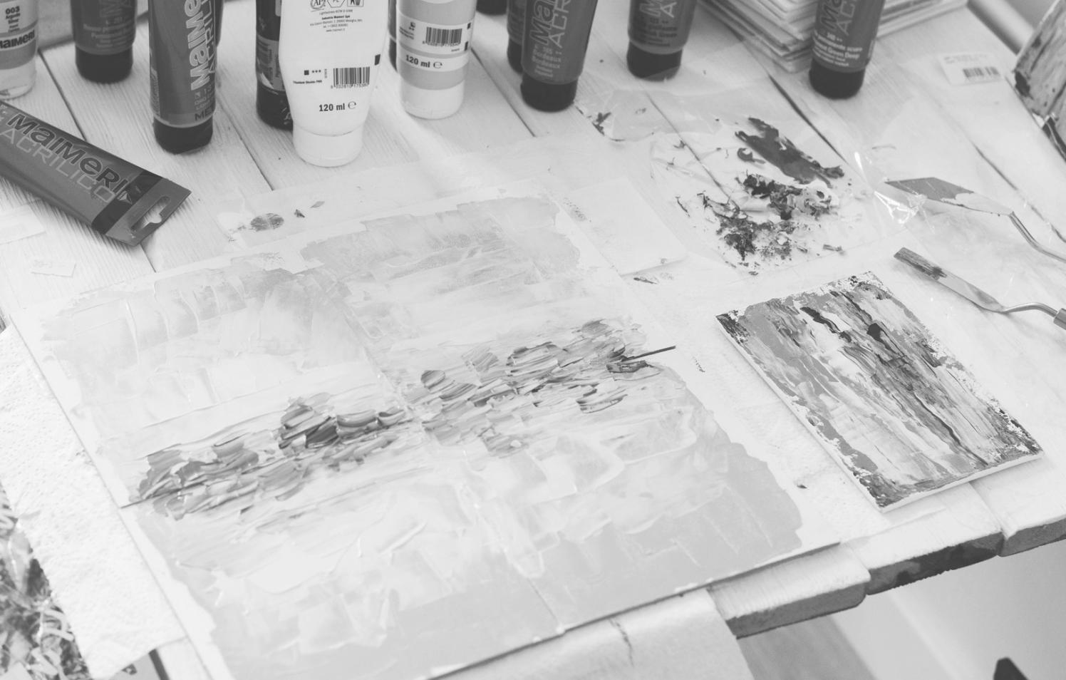 Zeichenmaterialien und Skizzen auf einem Arbeitstisch