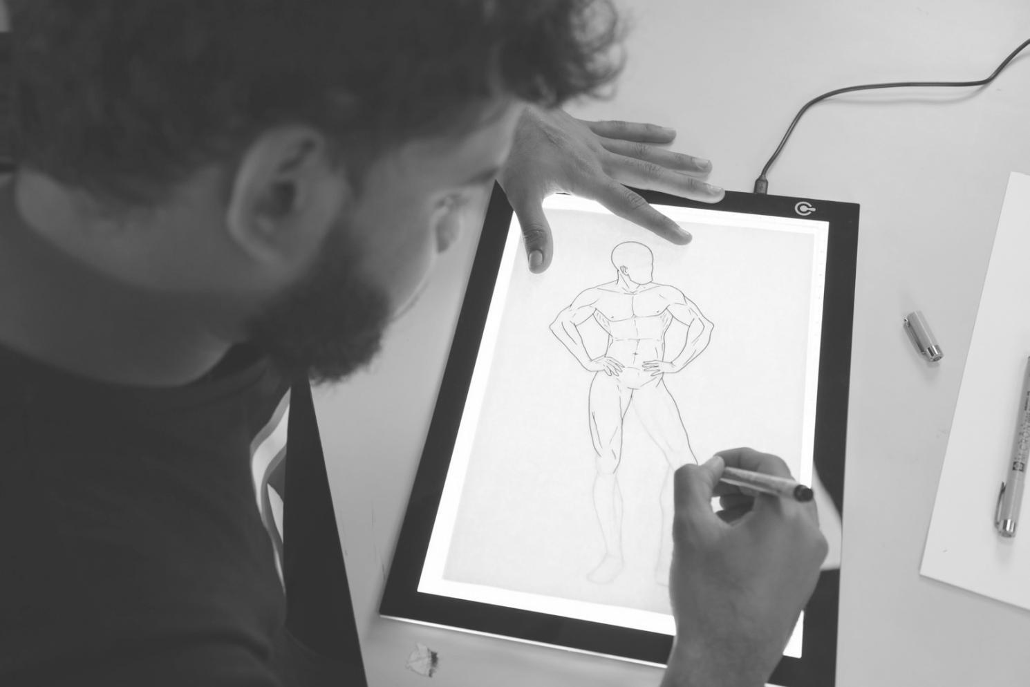 Zeichenmaterialien und Skizzen auf einem Arbeitstisch