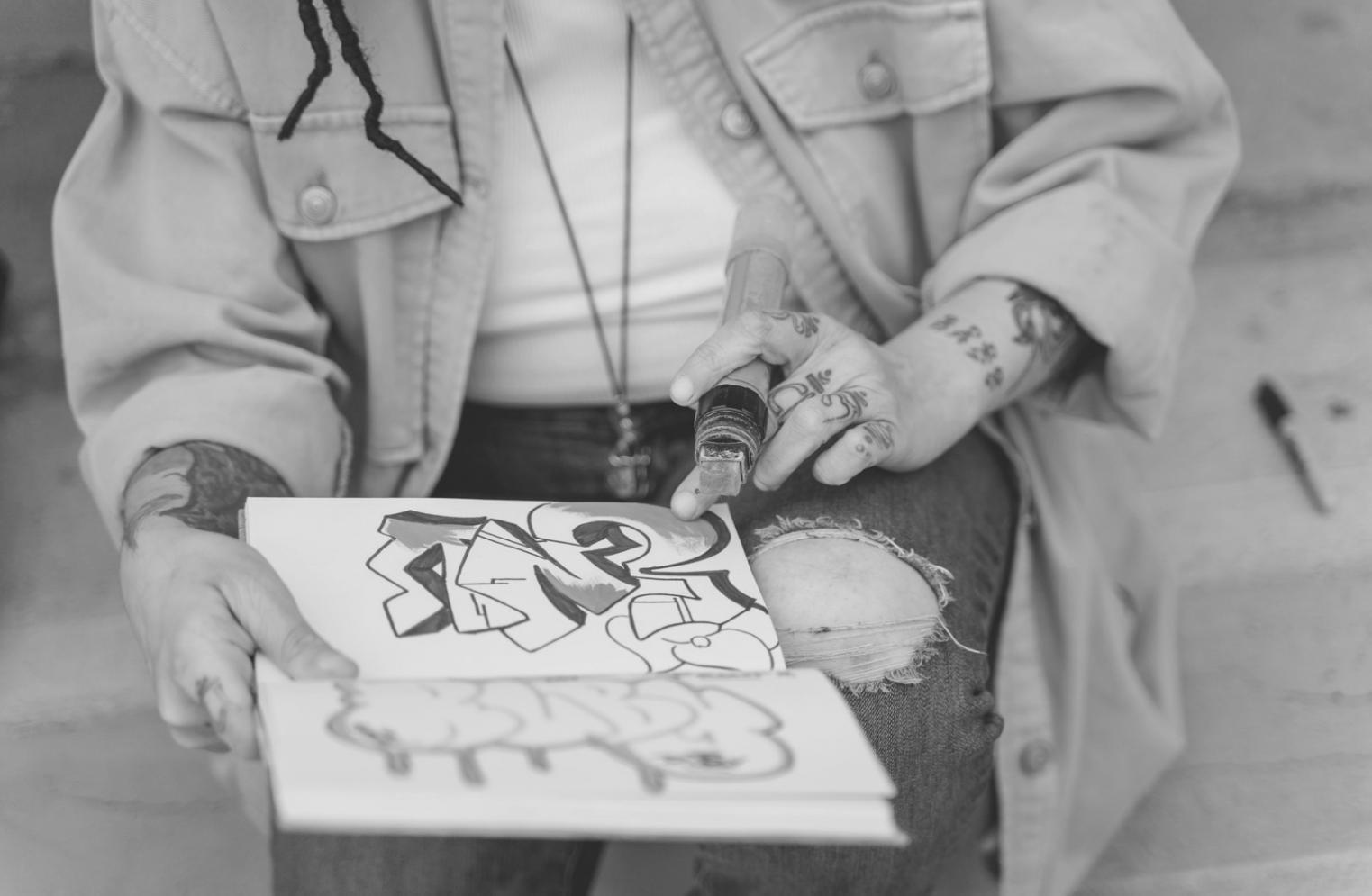 Teilnehmer beim praktischen Zeichentraining